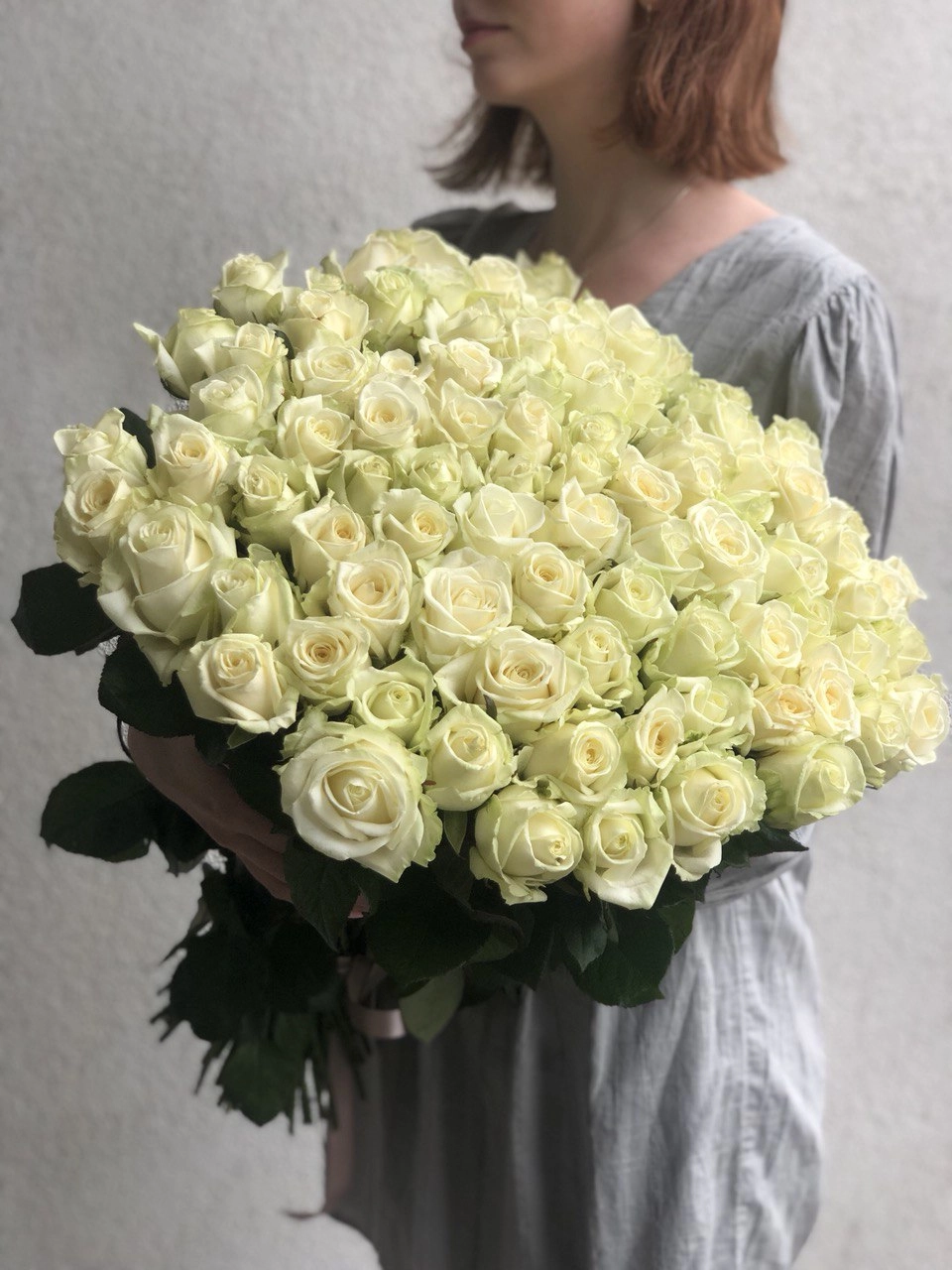 Картинка Букет из 101 белой розы "Аваланж" 60 см