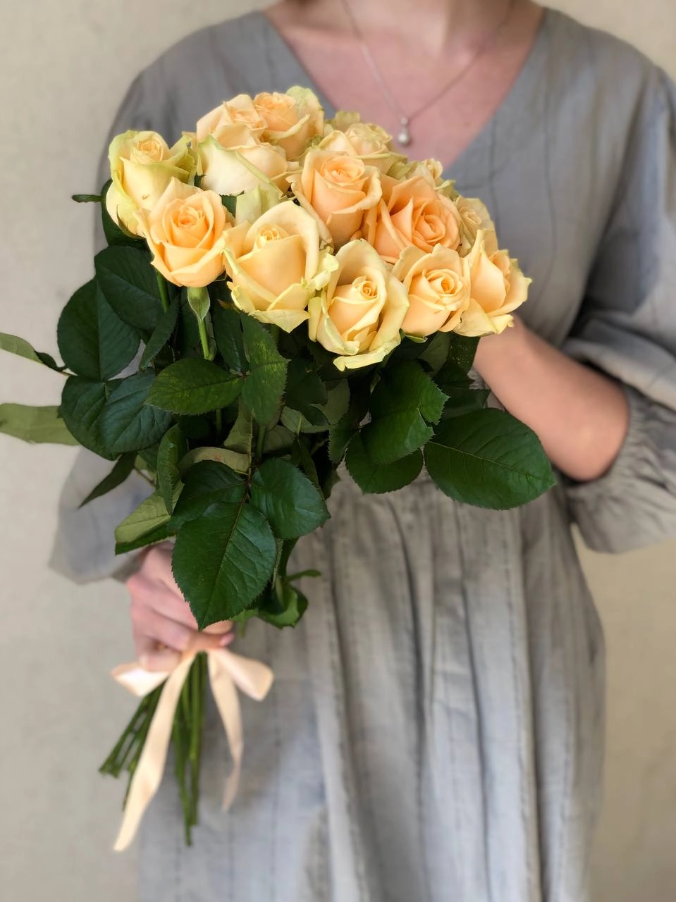 Картинка Букет из 15 роз сорта Аваланж Пич "Марсель" 60 см