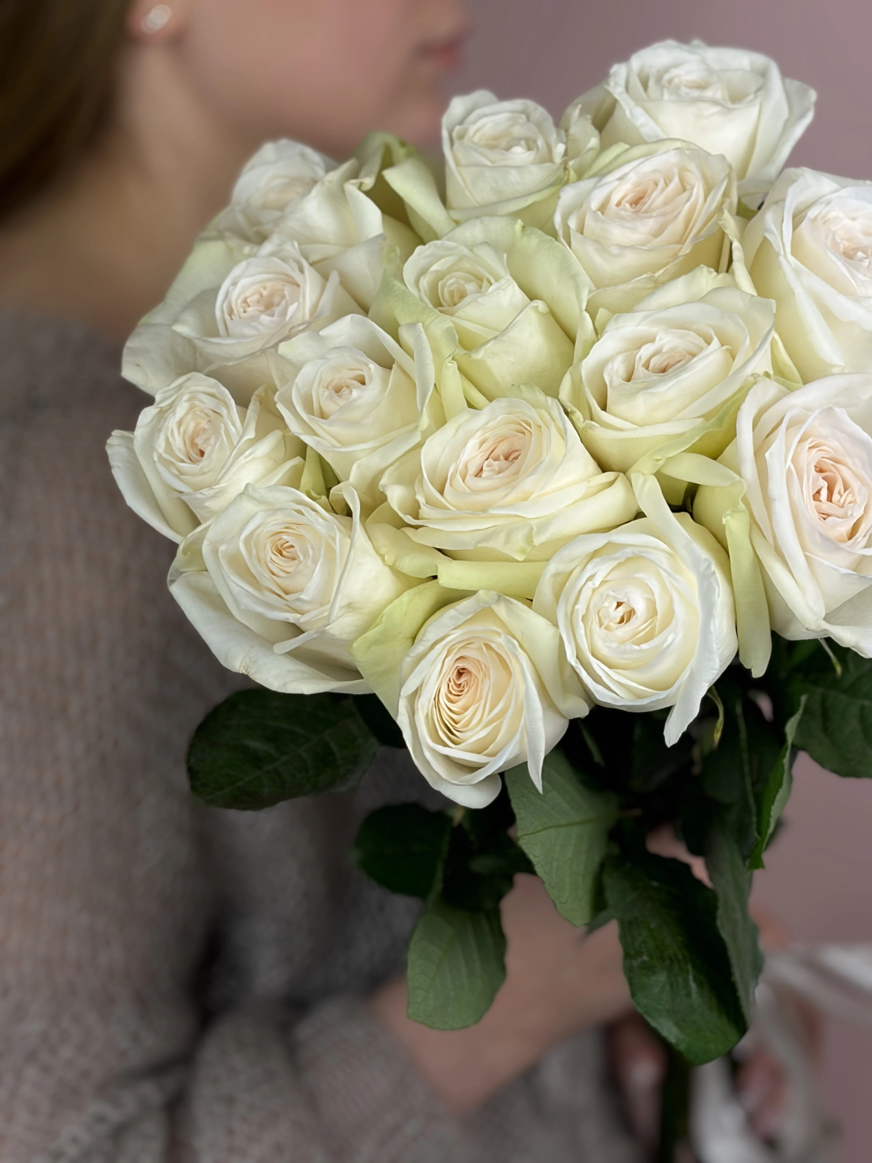 Картинка Букет из  15 роз сорта Вайт Охара 60см