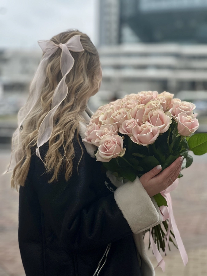 Картинка Букет из 19 роз "Апрель" 40 см