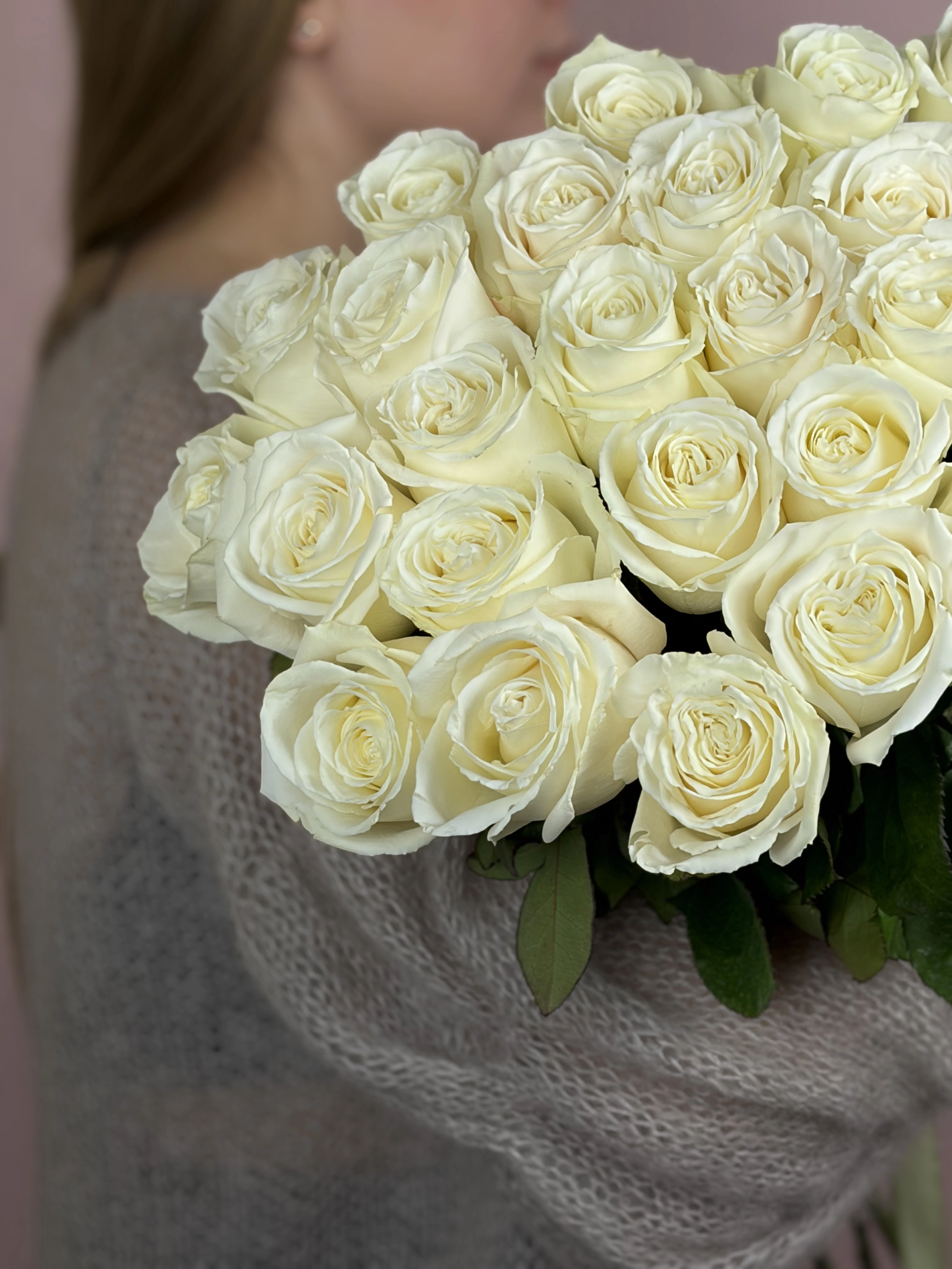 Картинка Букет из 25 роз сорта Плайя Бланка 60см