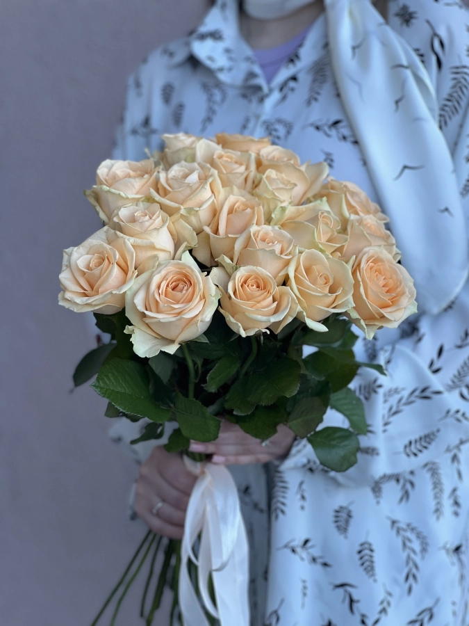 Картинка Букет из 17 персиковых роз "Круиз" 60 см