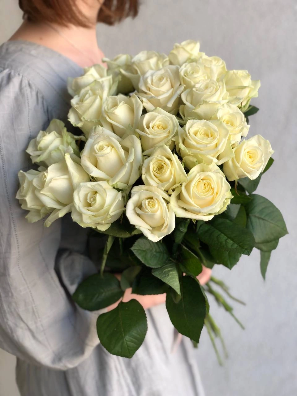 Картинка Букет из 23 белых роз "Лагуна" 40 см