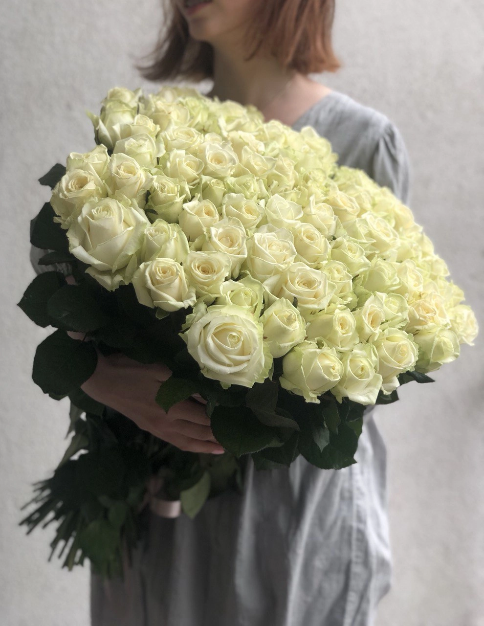 Картинка Букет из 101 белой розы "Аваланж" 50 см