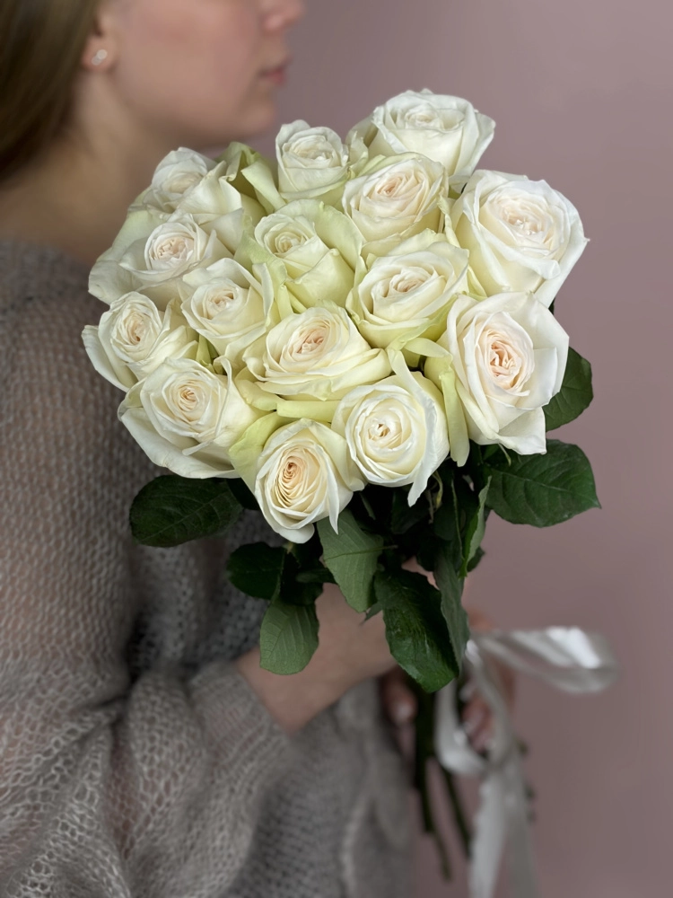 Картинка Букет из  15 роз сорта Вайт Охара 60см