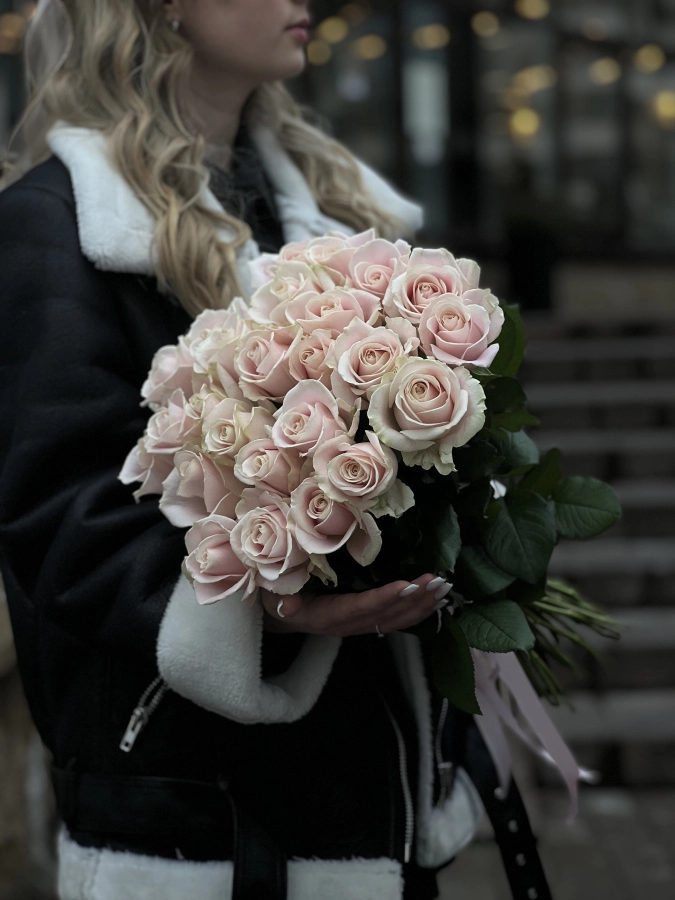 Картинка Букет из 19 роз "Апрель" 50 см