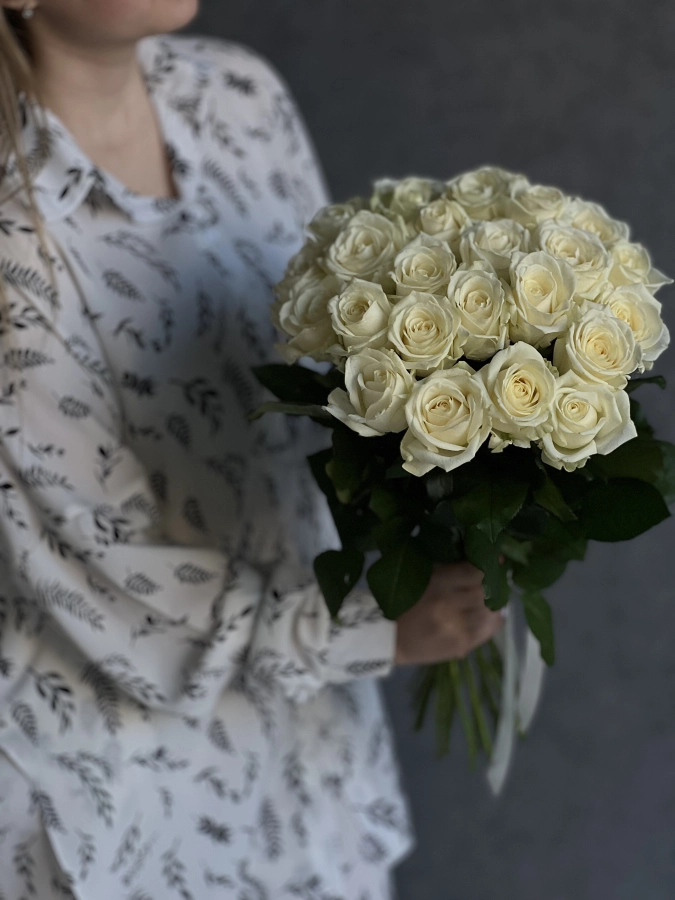 Картинка Букет из 25 белых роз "Вуаль" 50 см