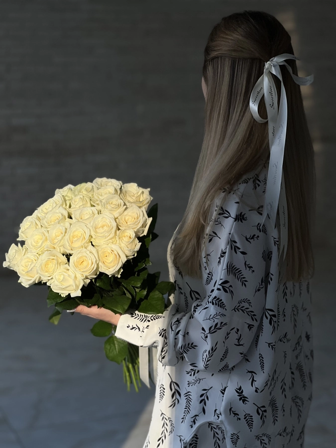 Картинка Букет из 25 белых роз "Вуаль" 50 см