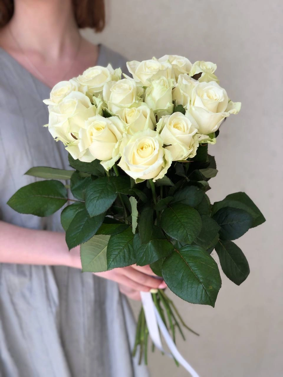 Картинка Букет из 15 белых роз "Утро" 60 см