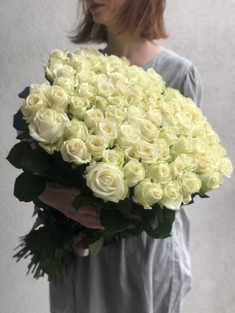Картинка Букет из 101 белой розы "Аваланж" 40 см