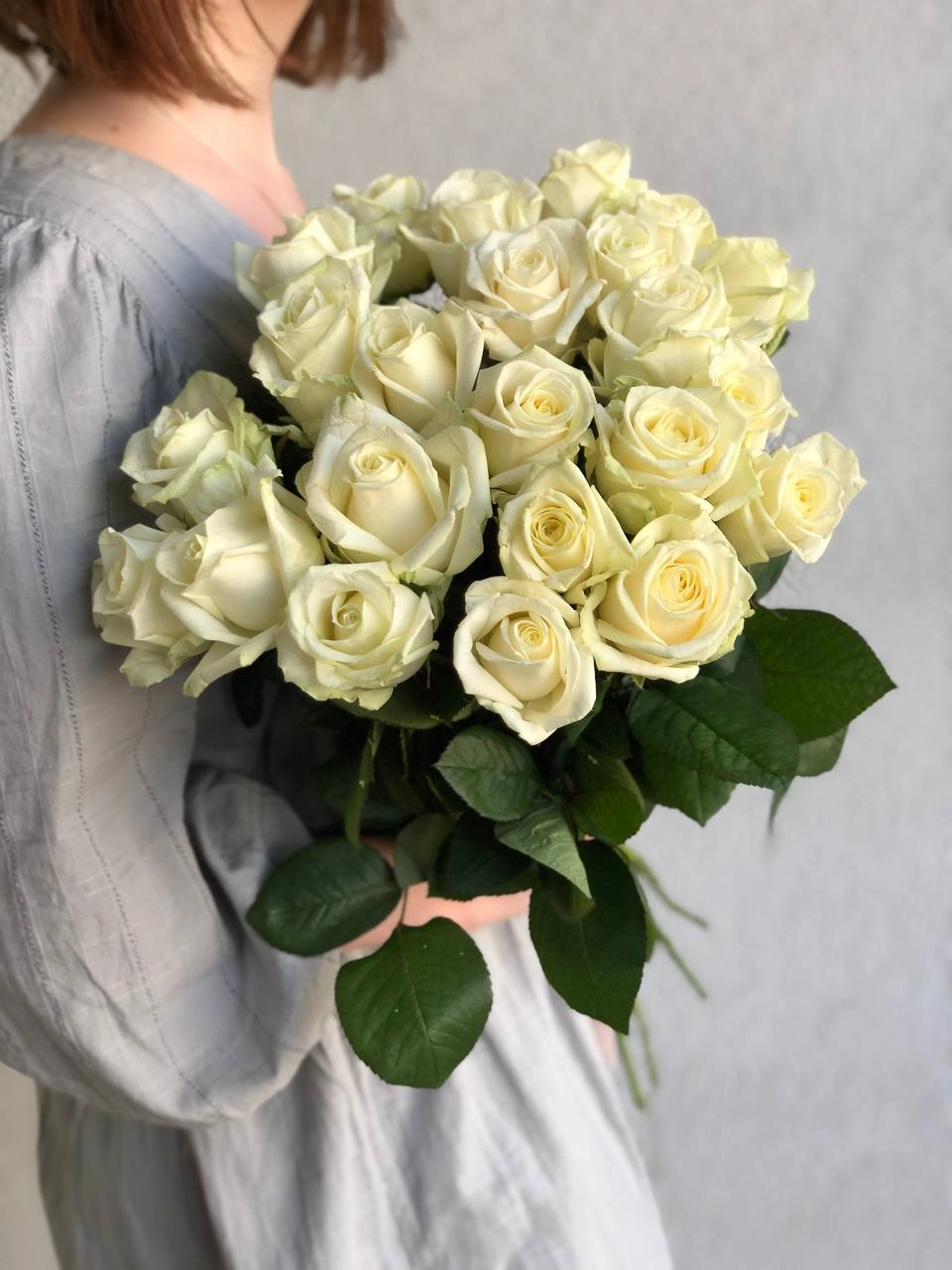 Картинка Букет из 23 белых роз "Лагуна" 40 см