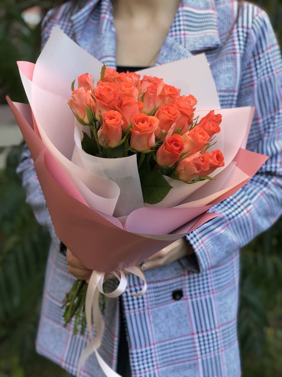 Картинка Букет из 25 роз "Коралл" 70 см