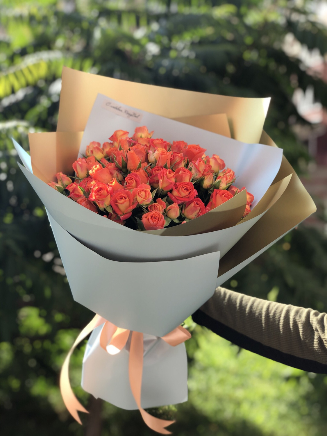 Картинка Букет из 21 кустовой розы "Сочное утро" 70 см